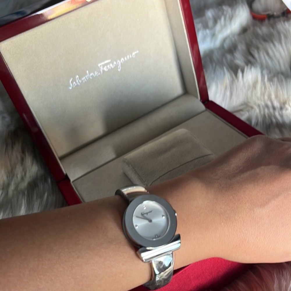 Salvatore Ferragamo
Gancini 22mm bangle watch